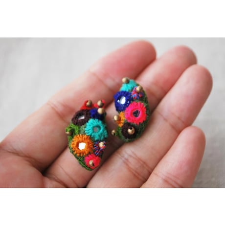ミラー刺繍のカラフルぽこぽこアシメピアス