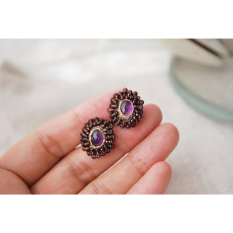 アメジストとガラスビーズの刺繍ピアス