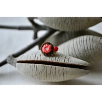 ミラー刺繍とガラスビーズの小さなイヤーカフ　茶×ピンク/赤ビーズ