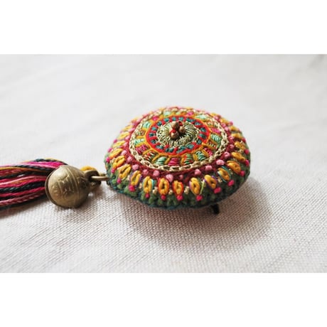 2wayで使えるカラフル刺繍ブローチ　タッセル取り外し可