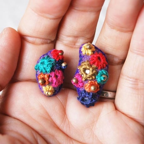 ミラー刺繍のカラフルぽこぽこアシメイヤリング