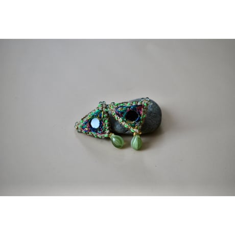 三角ミラー刺繍ピアス　しずくビーズ　green