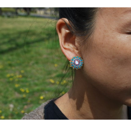 ミラー刺繍とガラスビーズの丸ピアス・イヤリング blue×pink | macree