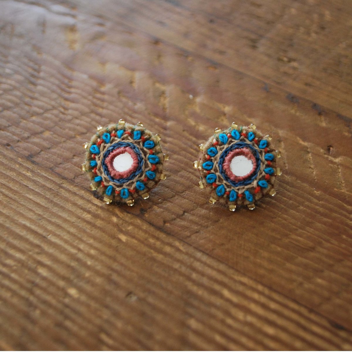 ミラー刺繍とガラスビーズの丸ピアス・イヤリング blue×pink