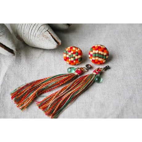 しましまぶつぶつロングタッセルピアス&イヤリング　ピンクオレンジ系