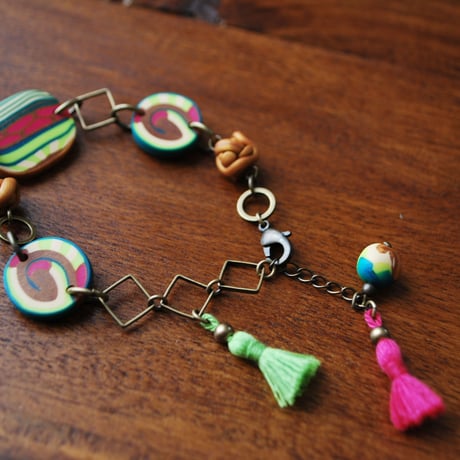 うずまきしましまタッセルブレス　pink green gold kinari