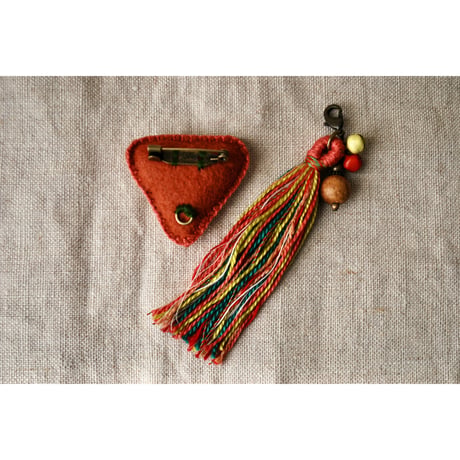 2wayで使える三角カラフル刺繍ブローチ　タッセル取り外し可  ミラー刺繍