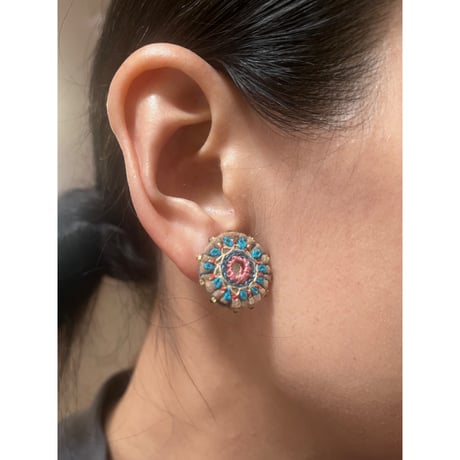 ミラー刺繍とガラスビーズの丸ピアス・イヤリング　blue×pink