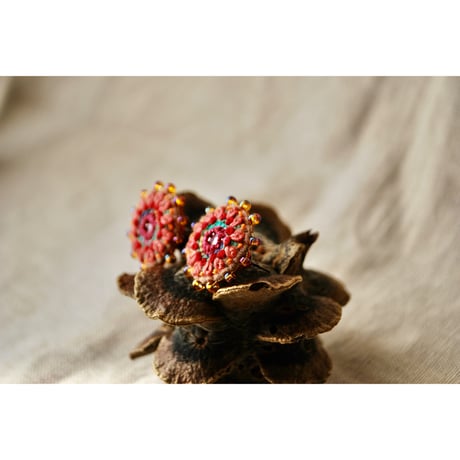 ミラーと粒ビーズの刺繍ピアス　ピンクオレンジ