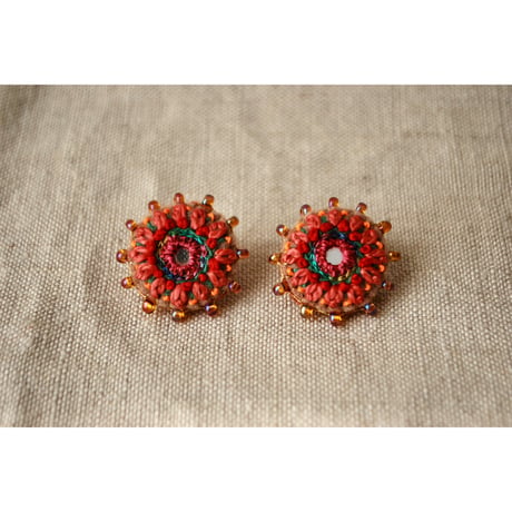 ミラーと粒ビーズの刺繍ピアス　ピンクオレンジ