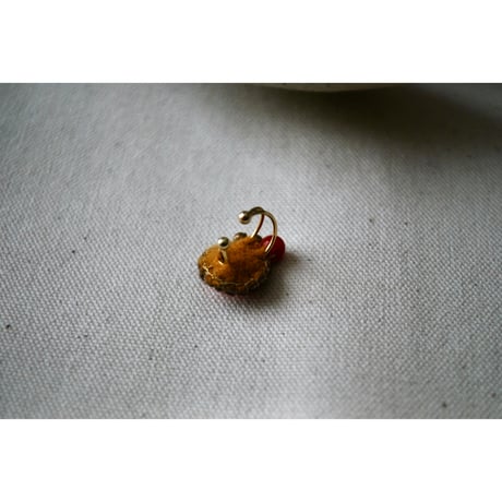 ミラー刺繍とガラスビーズの小さなイヤーカフ　茶×ピンク/赤ビーズ