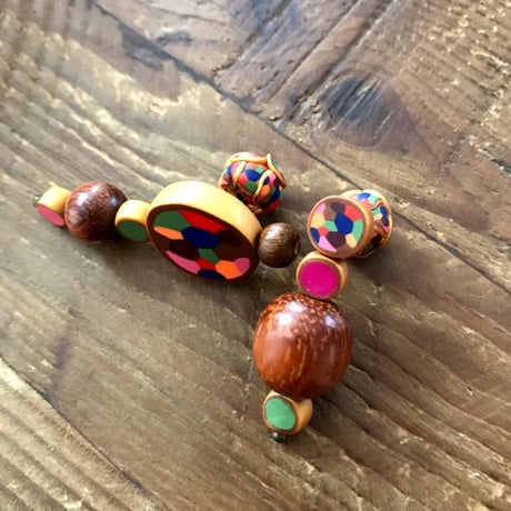 ランダムwoodアシンメトリーピアス＋ぶつぶつキャッチ PINK系　個性的