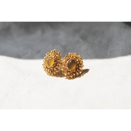 ハニーカラーカルセドニーとガラスビーズの刺繍ピアス