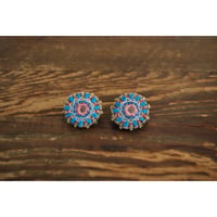 ミラー刺繍とガラスビーズの丸ピアス・イヤリング　blue×pink