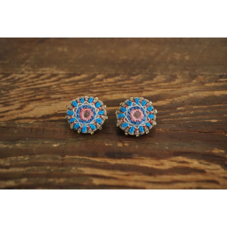 ミラー刺繍とガラスビーズの丸ピアス・イヤリング　blue×pink