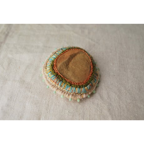 石を包み込んだ刺繍ブローチ