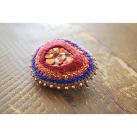 macreeパーツを包み込んだ刺繍ブローチ　オレンジ茶色系