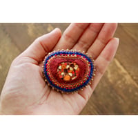 macreeパーツを包み込んだ刺繍ブローチ　オレンジ茶色系
