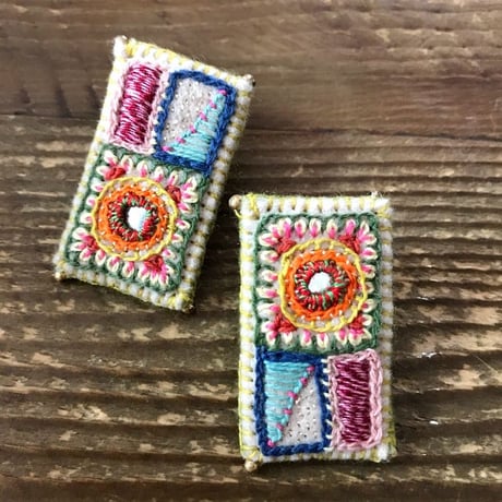 ミラー刺繍のカラフル四角ピアス ・イヤリング
