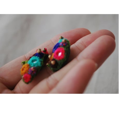 ミラー刺繍のカラフルぽこぽこアシメピアス