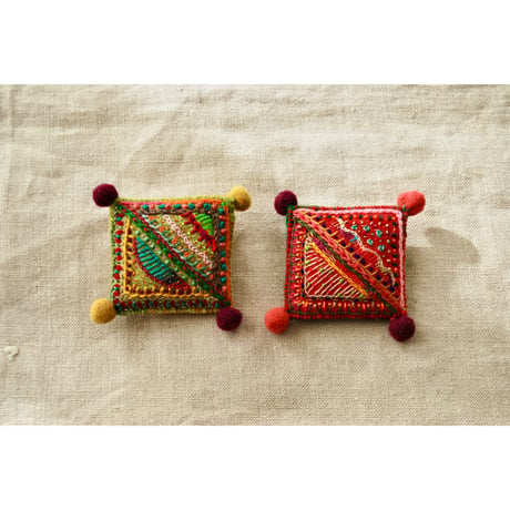 カラフル刺繍のポンポン四角ブローチ　黄緑ベース