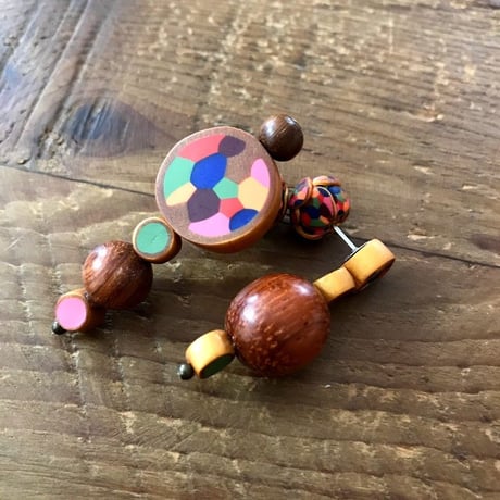 ランダムwoodアシンメトリーピアス＋ぶつぶつキャッチ PINK系　個性的