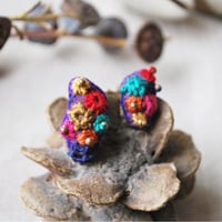 ミラー刺繍のカラフルぽこぽこアシメイヤリング