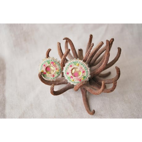 ビーズ刺繍丸ピアス　ベージュ＆優しいカラー