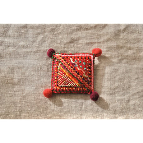 カラフル刺繍のポンポン四角ブローチ　赤系