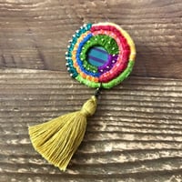 刺繍とクレイの片耳タッセルピアス 丸