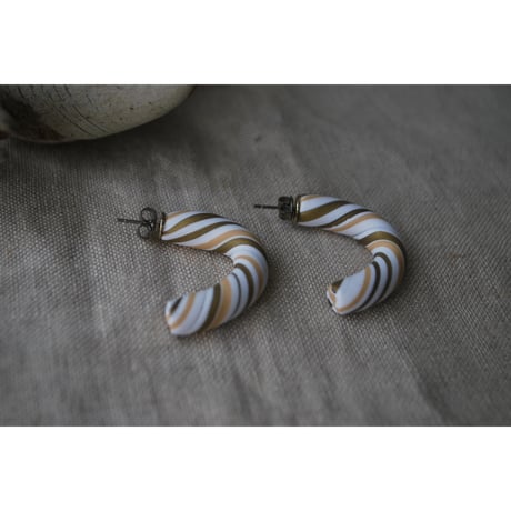 nijiピアス　white キナリ gold