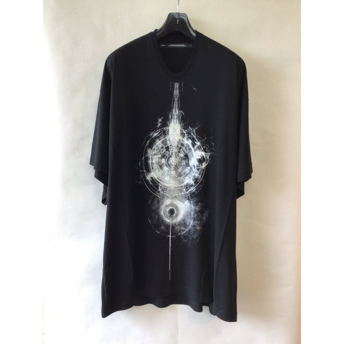 JULIUS / 937CPM1 / グラフィック オーバーサイズド Tシャツ | VIBE