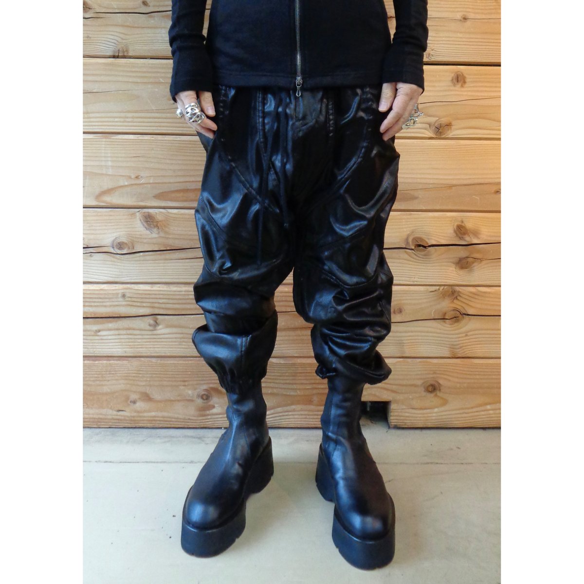 パンツ JULIUS Lamb Nuback Leagher 557PAM20-BK パンツ JULIUS Lamb Nuback Leagher 557PAM20-BK BOTTOMS – JULIUS