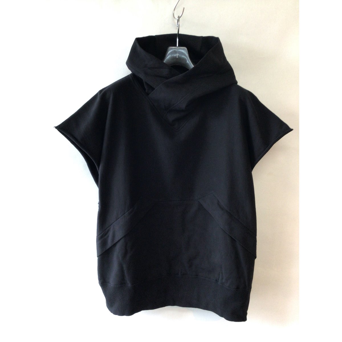 JULIUS ジオメトリックノースリーブカットソー JULIUS ジオメトリックノースリーブカットソー JULIUS ジオメトリック