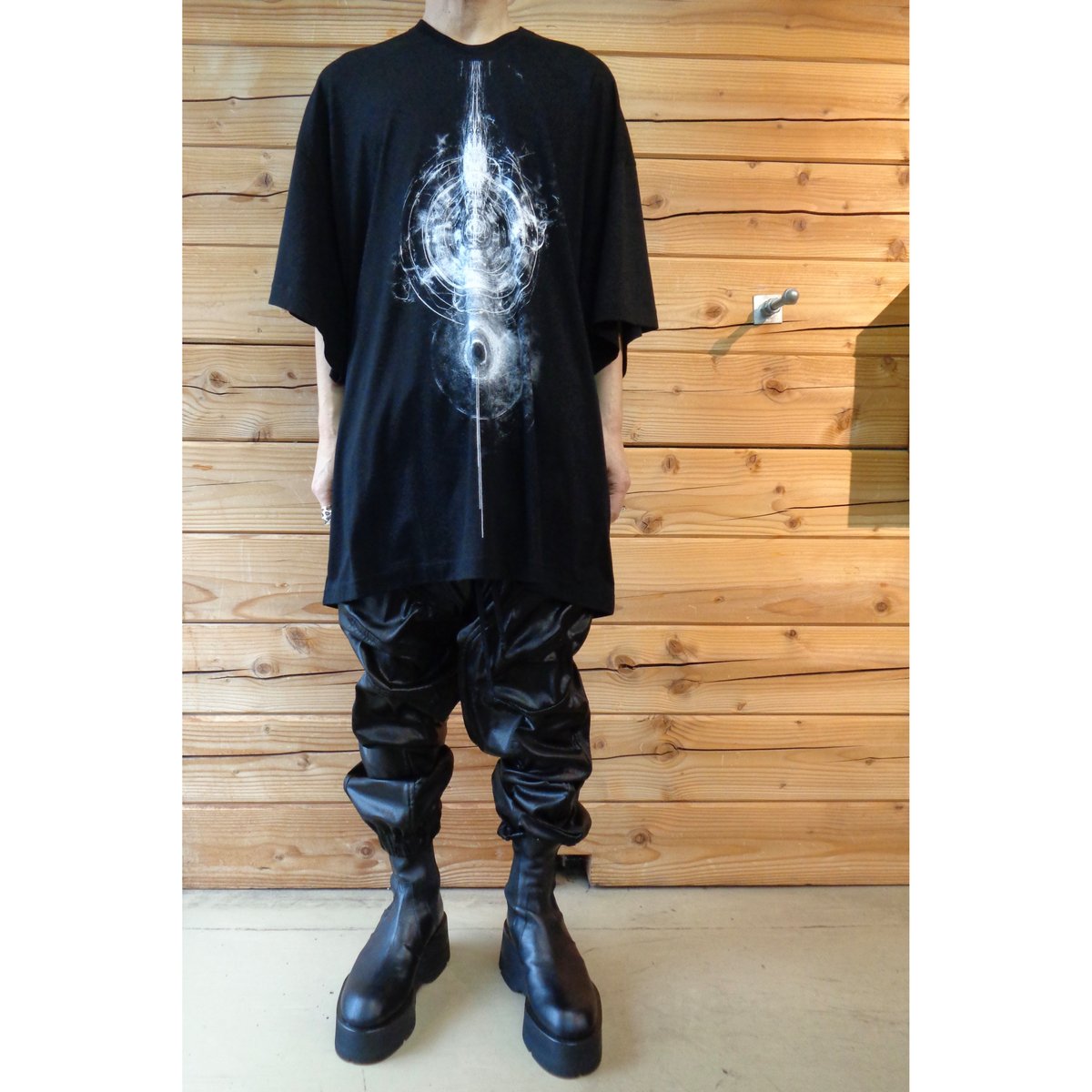 JULIUS / 937CPM1 / グラフィック オーバーサイズド Tシャツ | VIBE