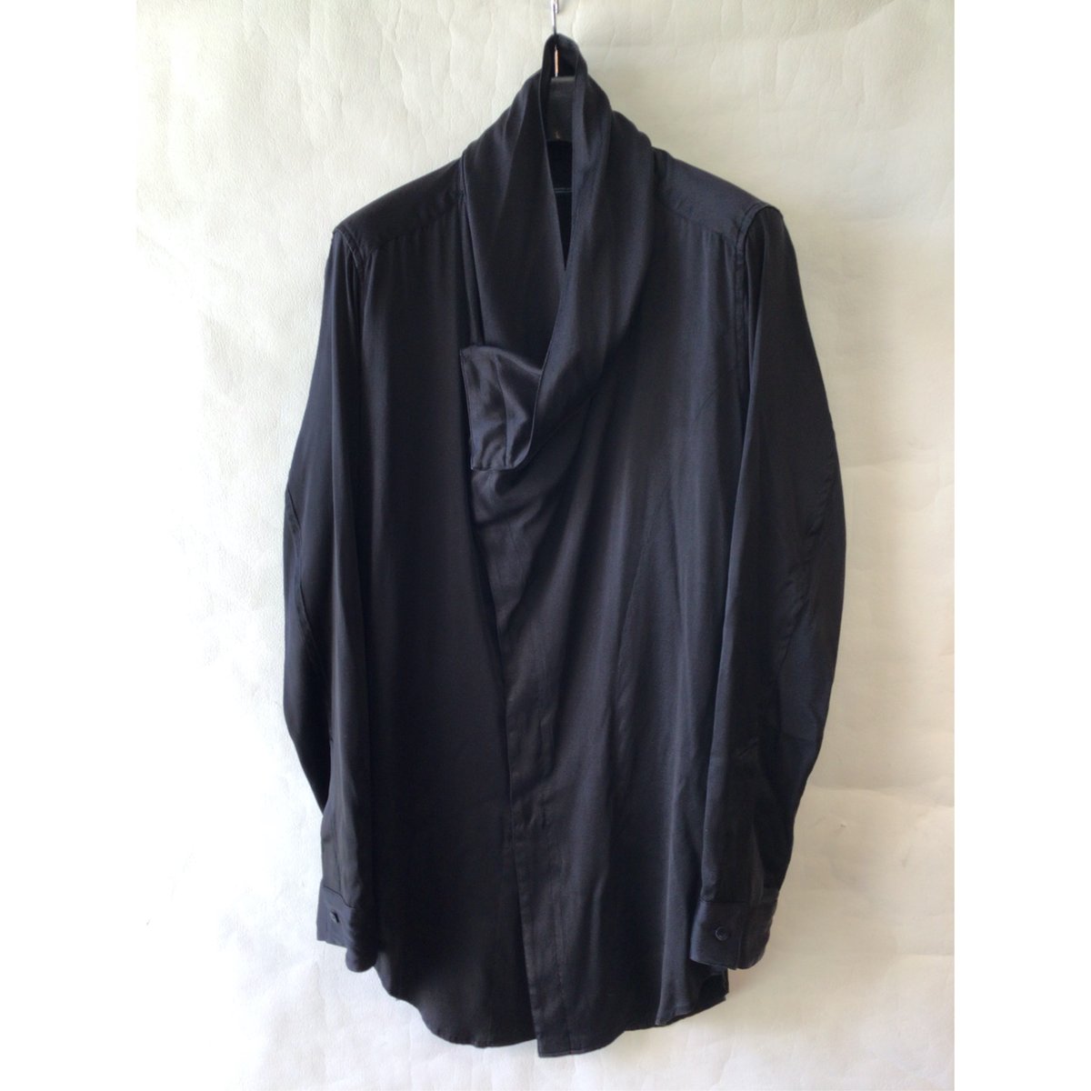 JULIUS / 897SHM2 / シルクサテン ドレープシャツ | VIBE NAGANO