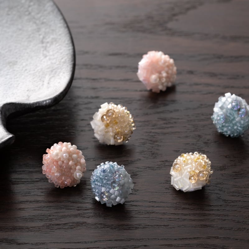 草木染めガラスビーズでつくる刺繍のピアス | boutique gris
