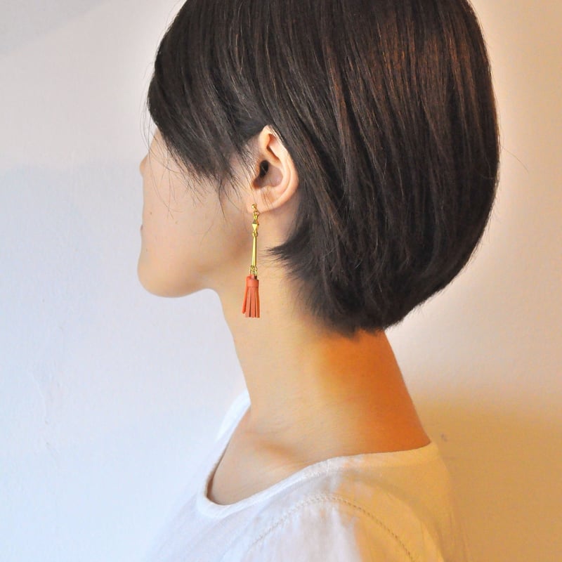 NSKY　ハンドメイドピアス　タッセルピアス タッセルピアス（ホワイト×ネイビー） | iichi 日々の暮らしを