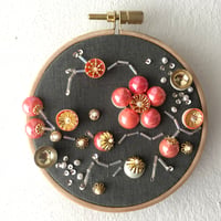 小さな刺繍のアートピース『梅重』SOLEIL ROSE