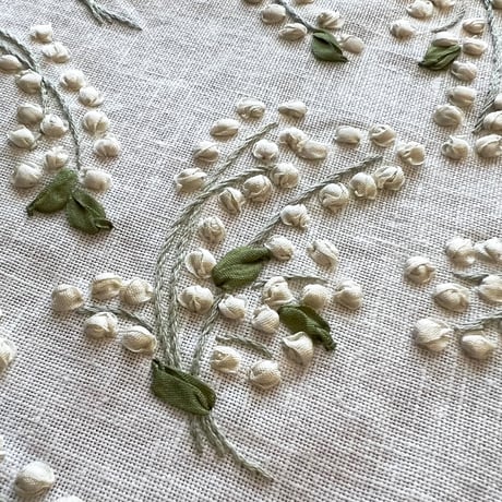 《すずらんのつけ衿》材料セット『古典図案の刺繍』[おおたにめぐみ]