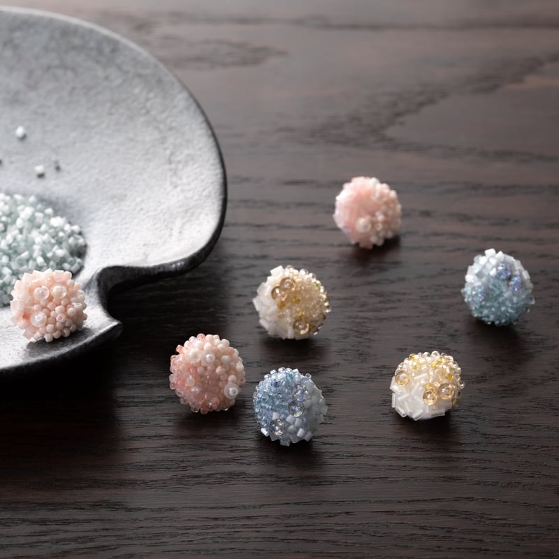 草木染めガラスビーズでつくる刺繍のピアス | boutique gris