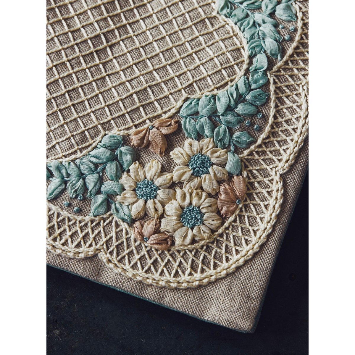 刺繍のためのポーチセット》材料セット『古典図案の刺繍』[おおたに