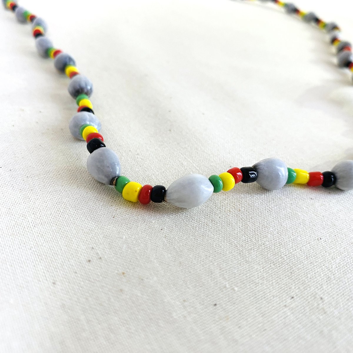 ⚪︎JA直輸入 necklace natural white×rasta | レゲエとジャマ