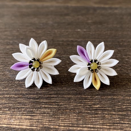 白い花のイヤリング（紫＊黄）【つまみ細工/正絹】Wihte flower clip-on earrings