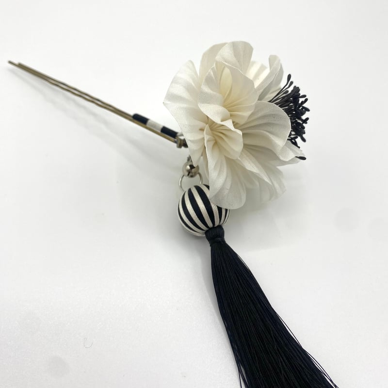 白黒ツバキ《かんざし》正絹/つまみ細工 | 市 宵 白黒ツバキ《かんざし》正絹/つまみ細工 | 市 宵