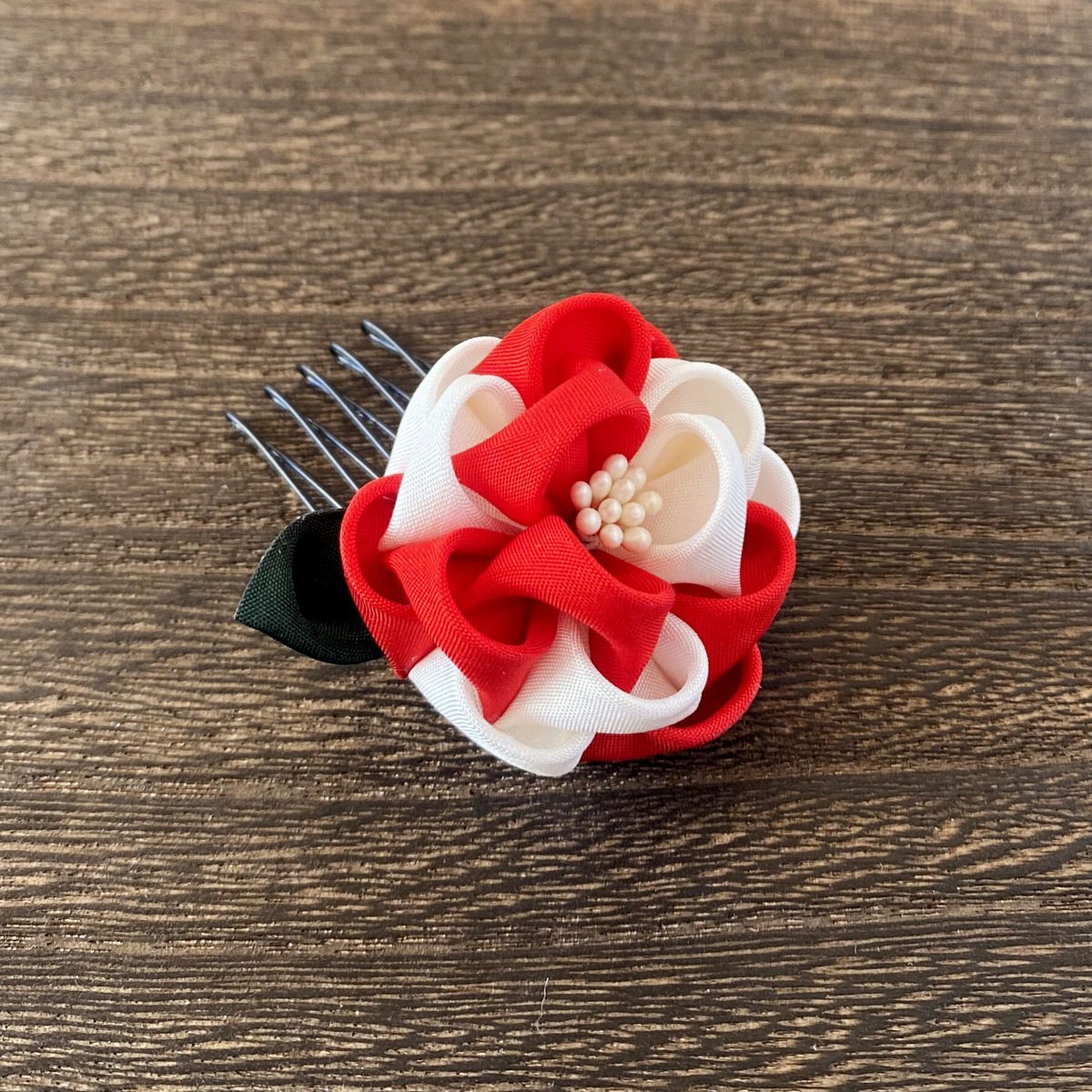 二色小椿のコーム✳︎桐箱入【つまみ細工/正絹】Small camellia