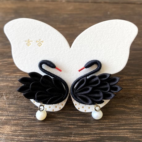 Petit＊黒鳥のピアス【つまみ細工/正絹】Black Swan Earrings