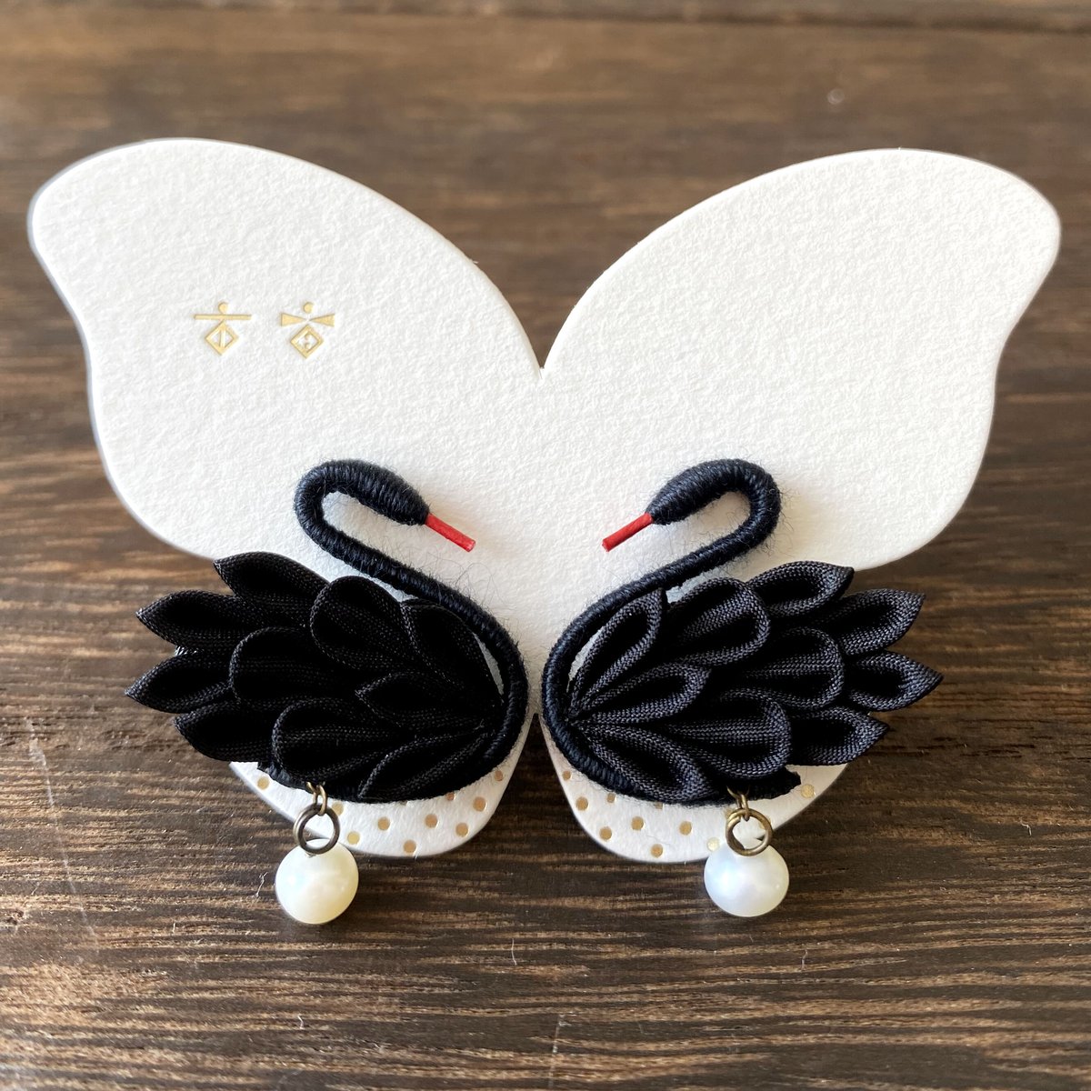 Petit＊黒鳥のピアス【つまみ細工/正絹】Black Swan Earrings | 市 宵