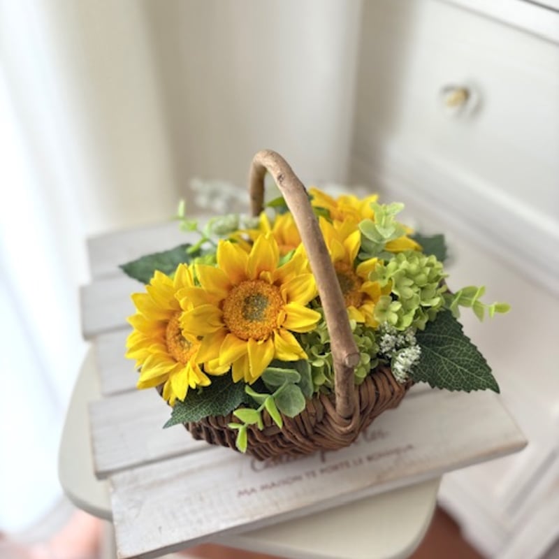 見応えあるバスケットアレンジ　アーティフィシャルフラワーハンドメイドサマーセール アーティフィシャルフラワー・バスケットアレンジ(ホワイト×グリーン