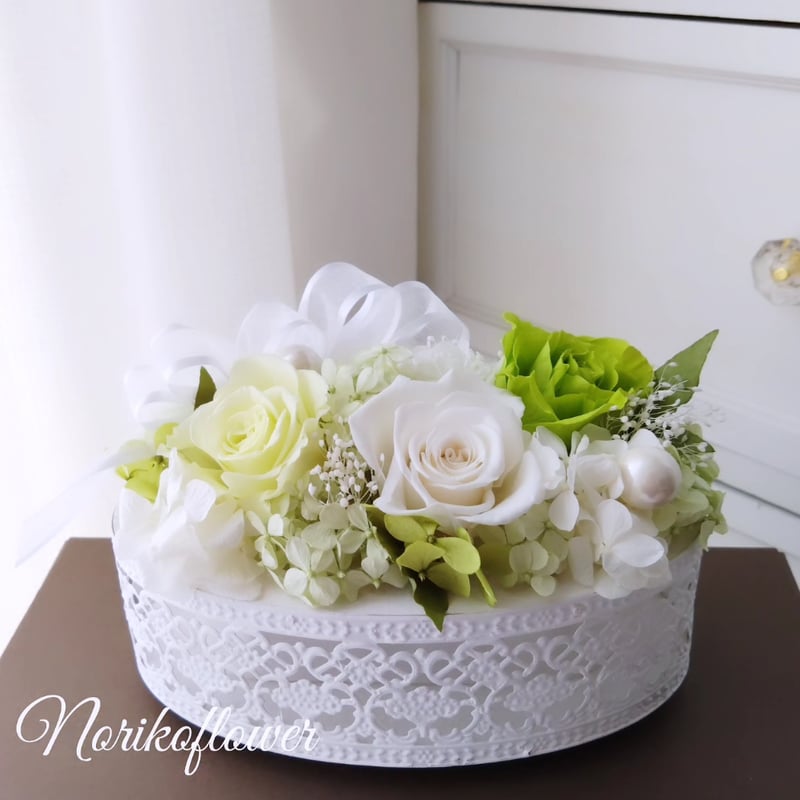 ホワイトグリーンローズのプリザーブドフラワーアレンジメント